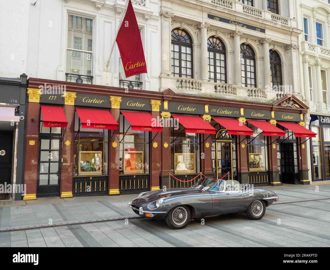 Auto Jaguar e-Type d'epoca parcheggiata all'esterno di Cartier in Bond Street, Londra, Regno Unito Foto Stock