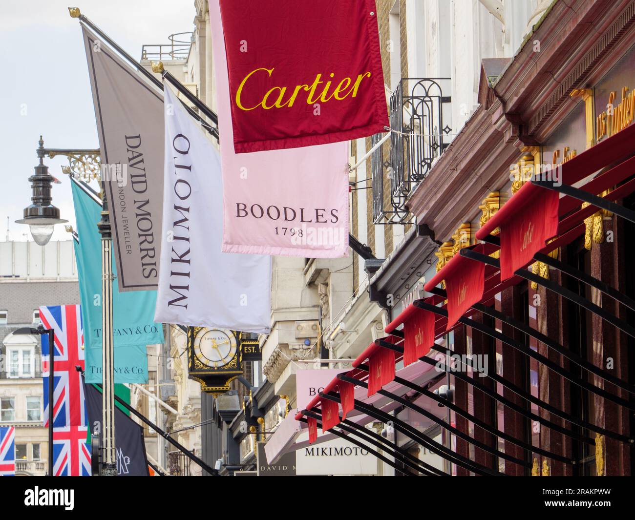 Cartelli per negozi esclusivi su Bond Street, Londra, Regno Unito Foto Stock