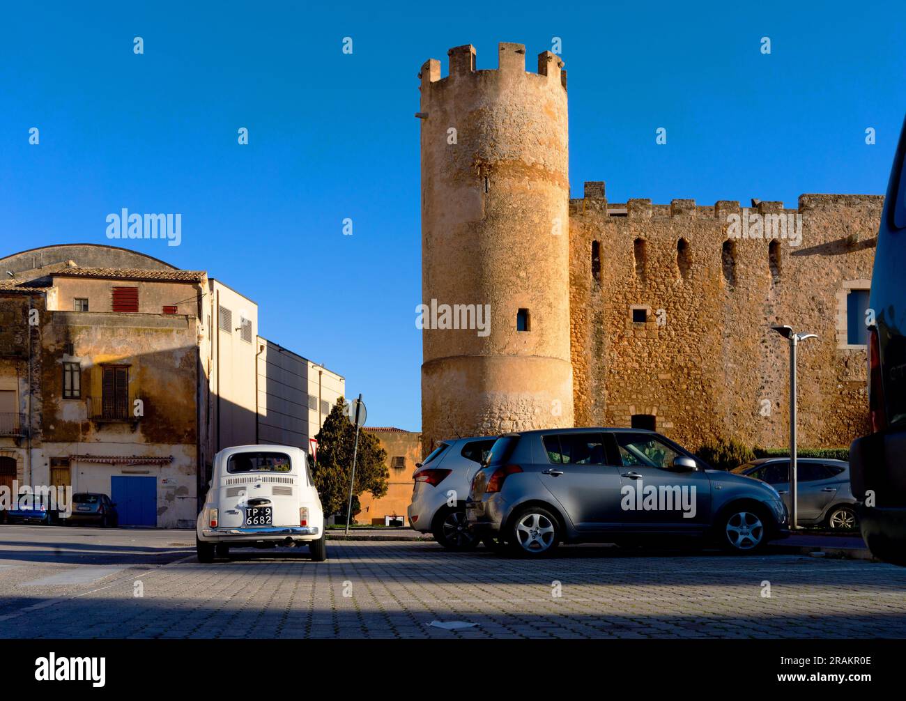 Castello di Alcamo, Castello dei conti di Modica, Alcamo, Trapani, Sicilia,  Italia Foto stock - Alamy