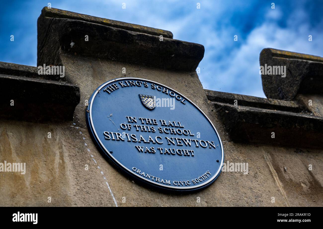 Una targa blu sulla King's School, Grantham, Lincolnshire, Inghilterra. Dove Sir Isaac Newton andò a scuola e gli fu insegnato Foto Stock