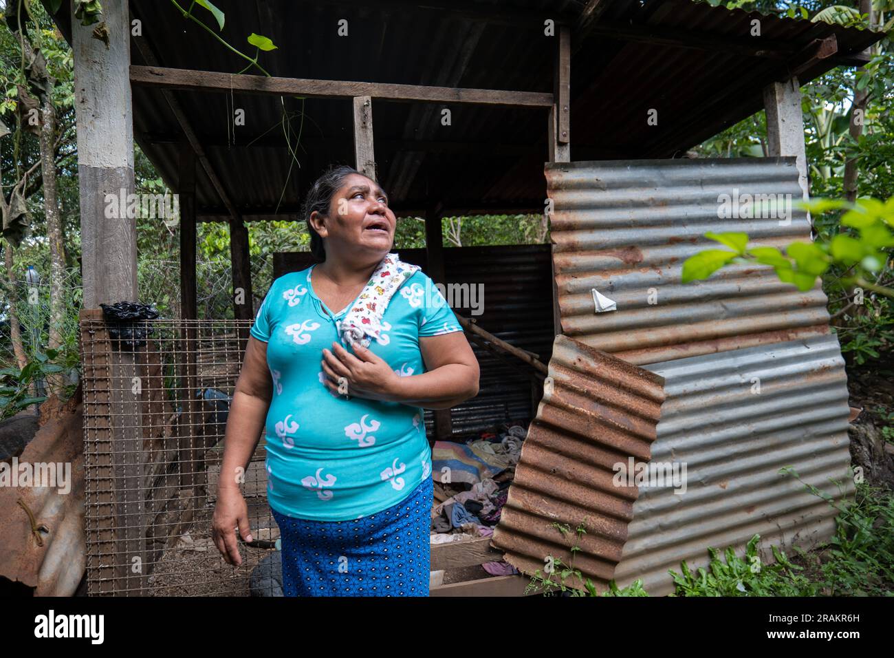 Ahuachapán, El Salvador - 04 novembre 2022: La donna salvadoregna si trova fuori dalla sua casa Foto Stock
