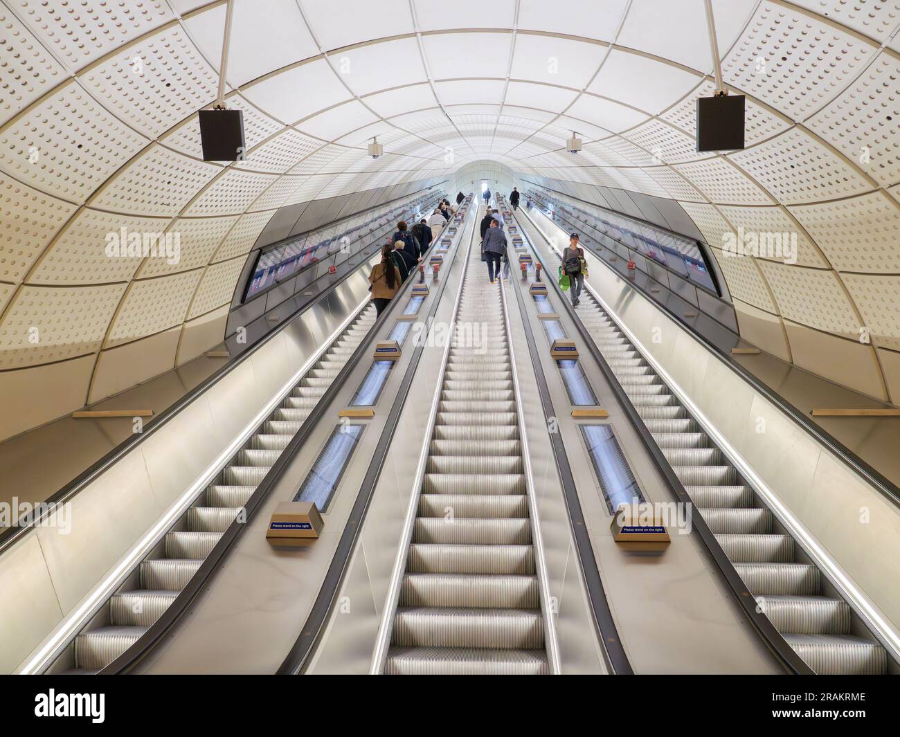 Salendo la scala mobile sulla Elizabeth Line alla stazione della metropolitana di Londra, Londra, Regno Unito Foto Stock