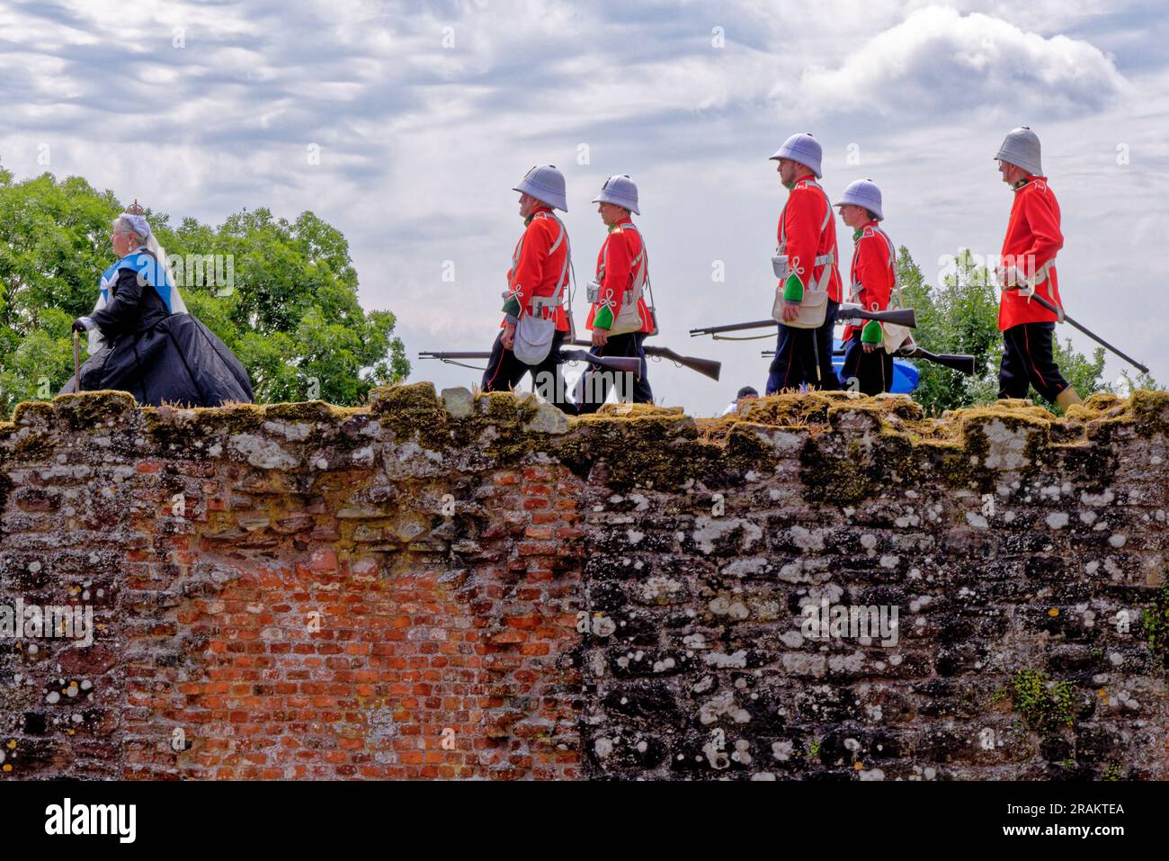 La Guardia della Regina - costumi vittoriani al Castello di Raglan - Monmothshire, Galles del Sud, Regno Unito. 25 giugno 2023 Foto Stock