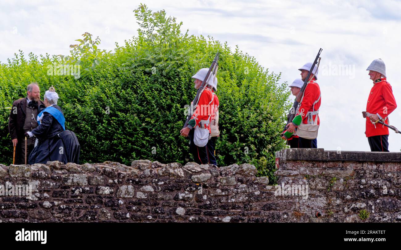 La Guardia della Regina - costumi vittoriani al Castello di Raglan - Monmothshire, Galles del Sud, Regno Unito. 25 giugno 2023 Foto Stock