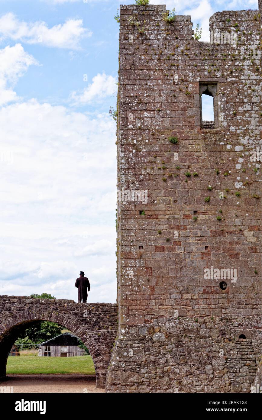 Rovine del castello medievale di Raglan (gallese: Castell Rhaglan) Monmothshire, Galles, Regno Unito. 25 giugno 2023 Foto Stock