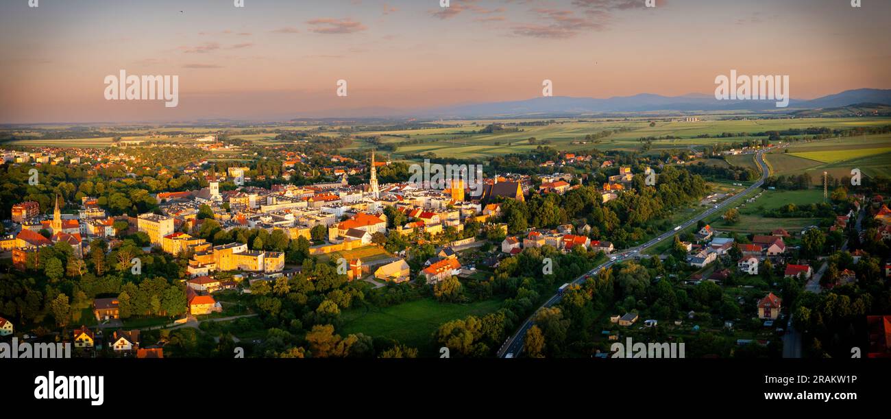 Zabkowice Slaskie, panorama aereo della piccola città nella bassa Slesia, municipio, torre pendente (Krzywa Wieza) di Zabkowice sl., Polonia, Sunset in late spr Foto Stock