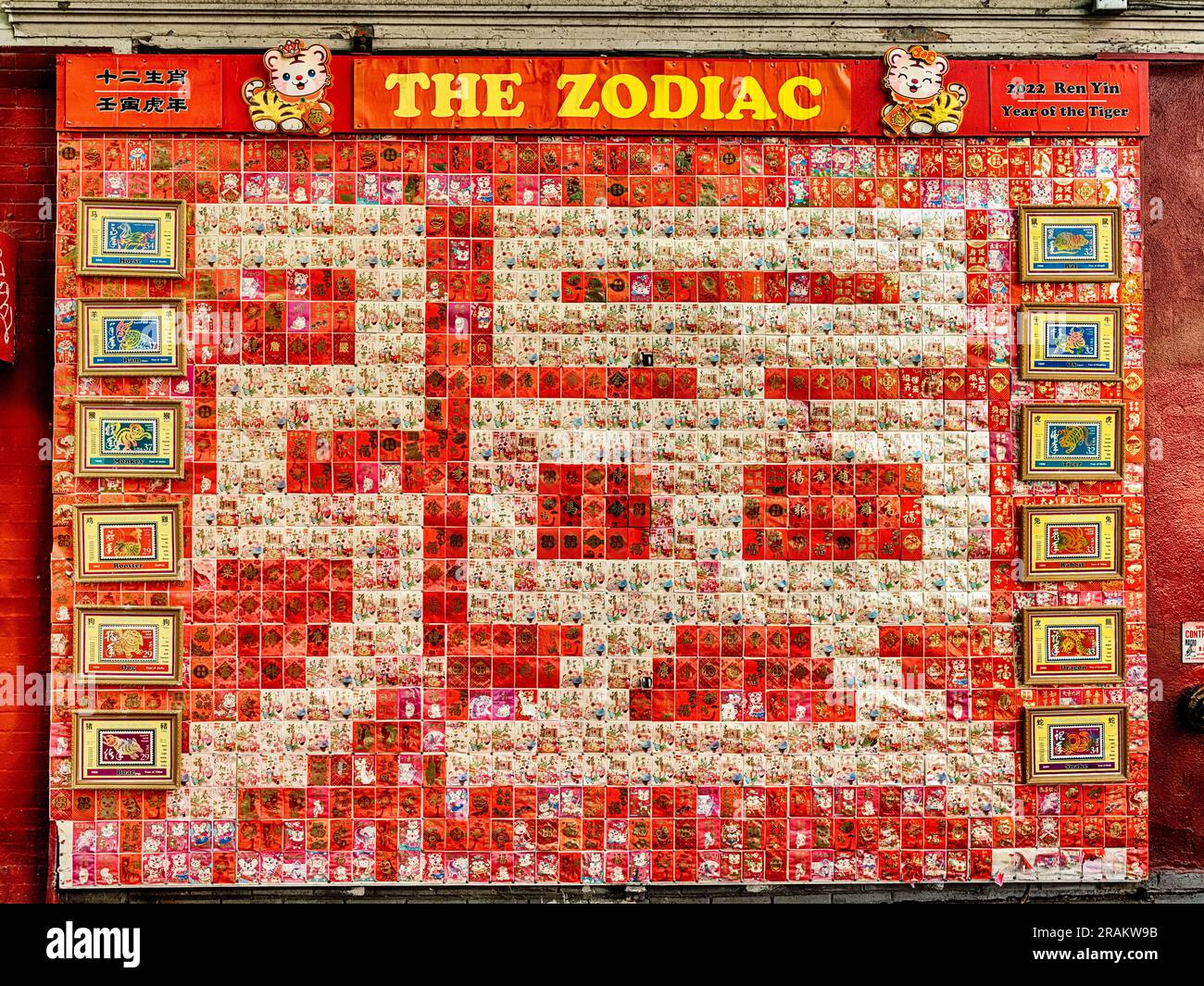 SAN FRANCISCO, CALIFORNIA - 27 OTTOBRE 2022: Un muro di vicoli nel quartiere Chinatown di San Francisco mostra lo zodiaco cinese per l'anno del ti Foto Stock