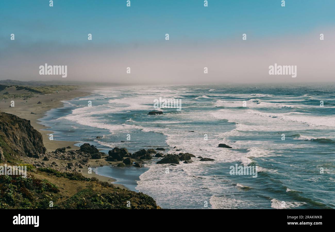 la marea costiera dell'ora d'oro Foto Stock