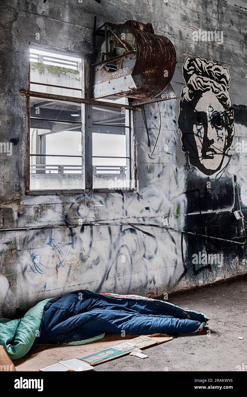 SEATTLE, USA - 6 GENNAIO 2019: Un sacco a pelo in un garage vuoto vicino al viadotto Alaskan Way mette in evidenza il campeggio urbano dei senzatetto a Seat Foto Stock