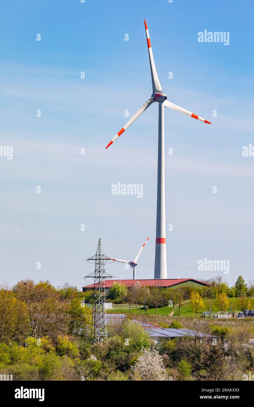 Le turbine eoliche, i sistemi fotovoltaici, i piloni elettrici e la regola 10H dominano la discussione sulle energie rigenerative in Germania Foto Stock
