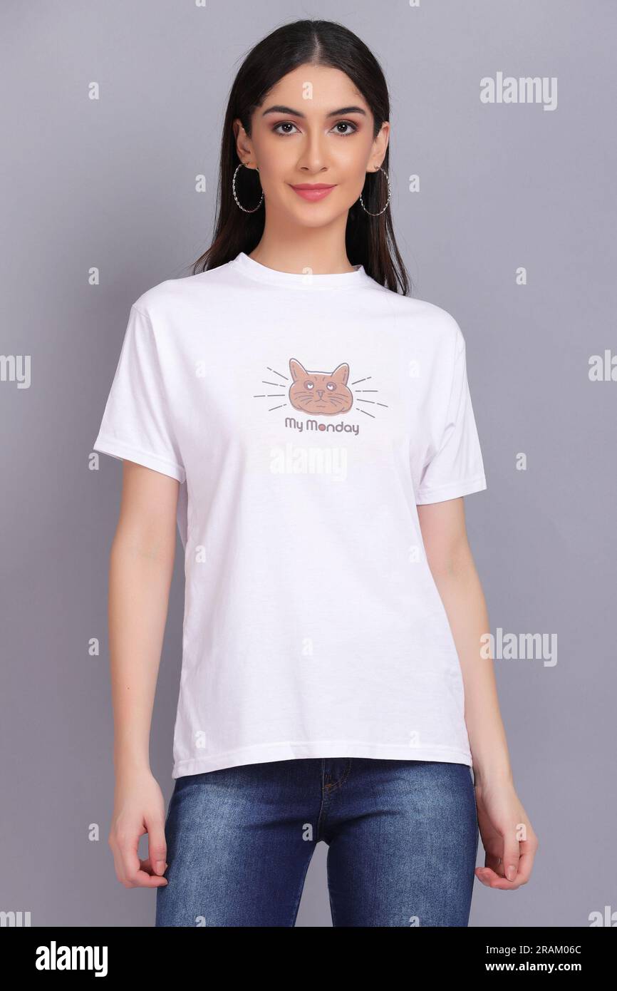 Modello femminile che indossa T-shirt e jeans Foto Stock