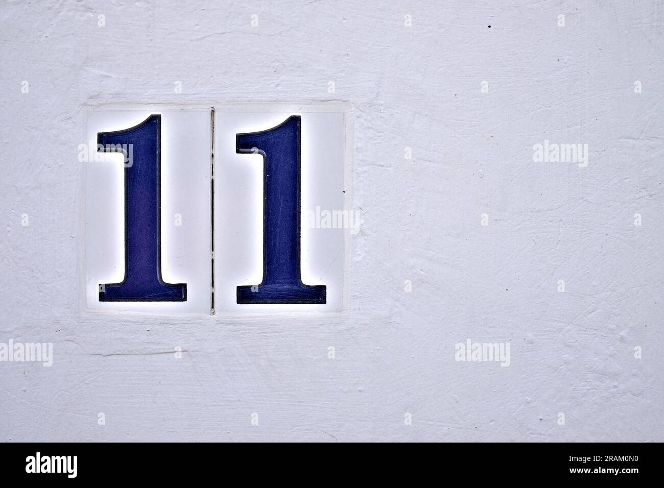 11, numero undici, numero decorativo su superficie bianca. Foto Stock