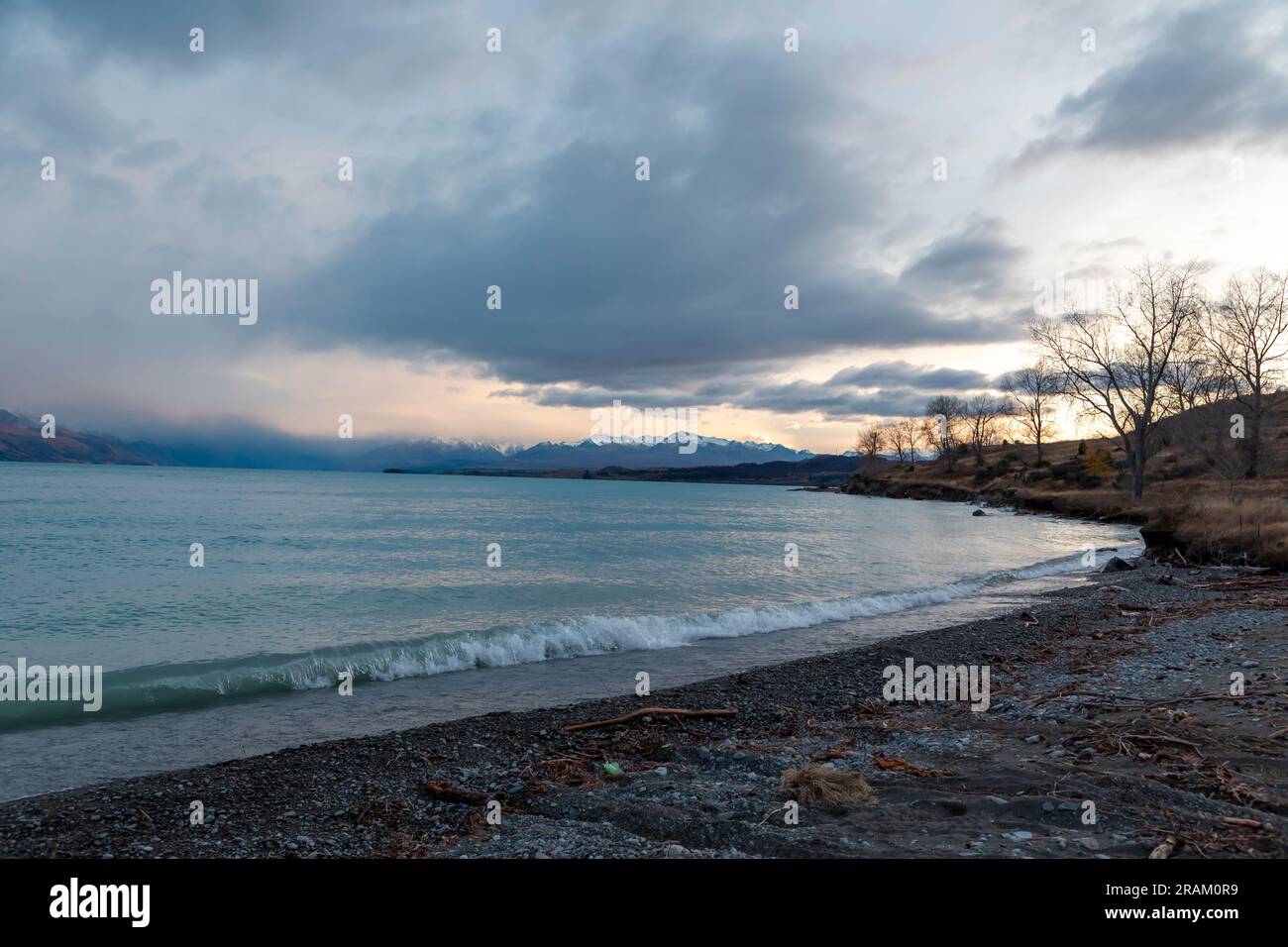Fotografa il lago Pukaki la mattina presto in una giornata nuvolosa con montagne innevate sullo sfondo dell'Isola del Sud della nuova Zelanda Foto Stock