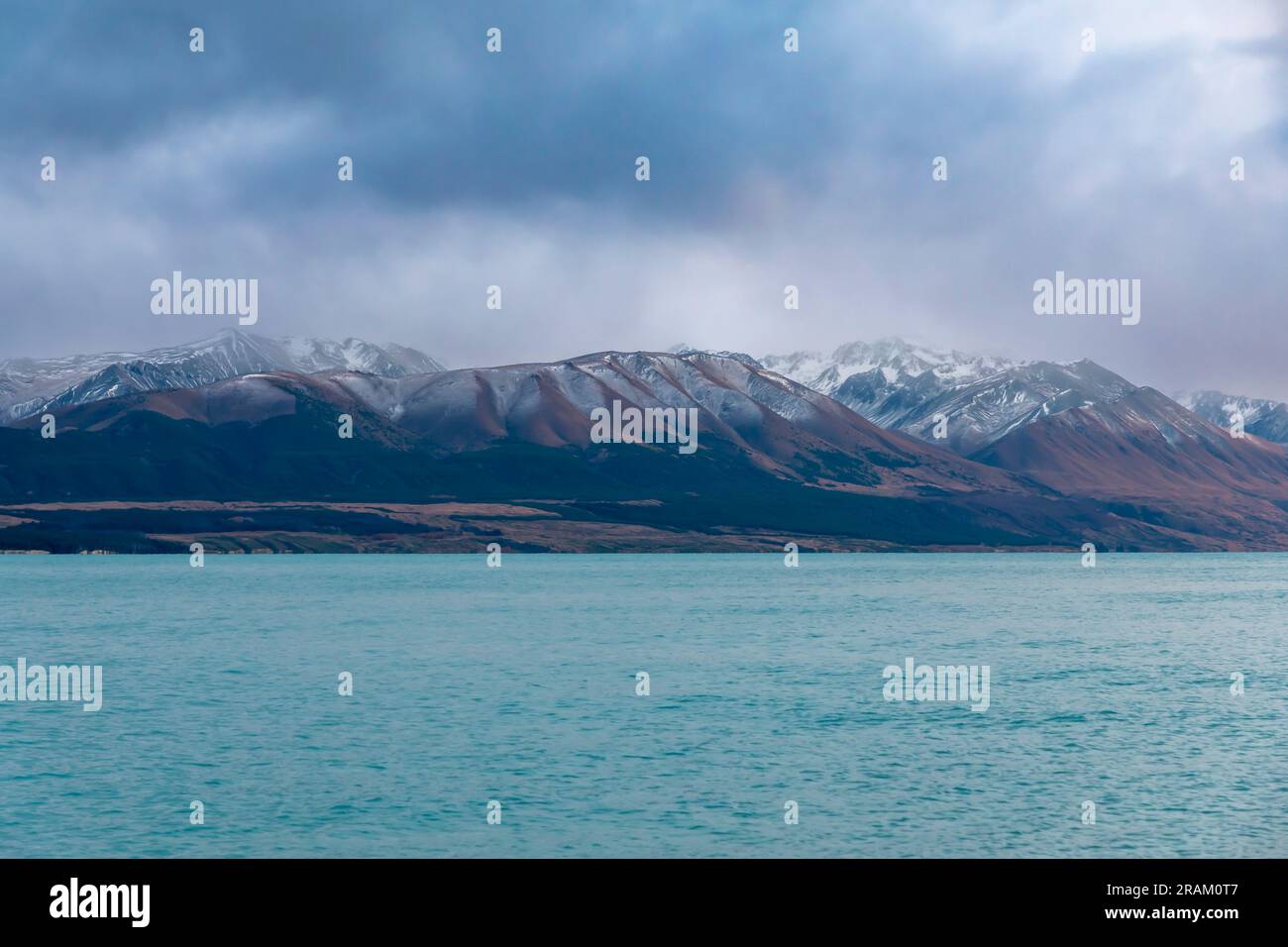 Fotografa il lago Pukaki la mattina presto in una giornata nuvolosa con montagne innevate sullo sfondo dell'Isola del Sud della nuova Zelanda Foto Stock
