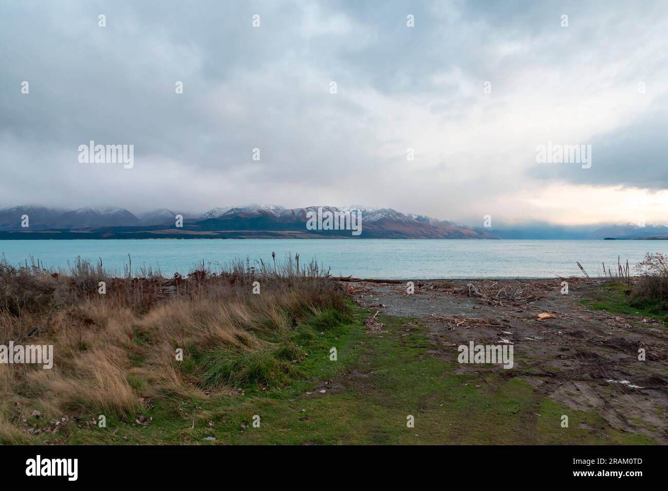 Fotografa il lago Pukaki la mattina presto in una giornata nuvolosa con montagne innevate sullo sfondo dell'Isola del Sud della nuova Zelanda Foto Stock