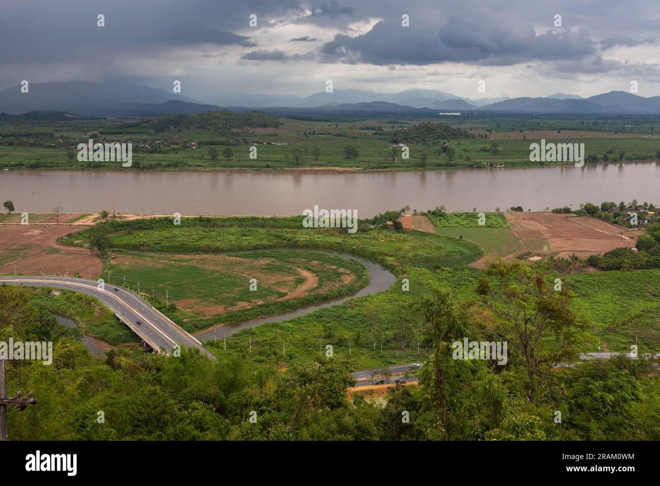 Splendida vista del fiume Mekong dalla collina del tempio vicino a Chiang Saen, Thailandia. Foto Stock