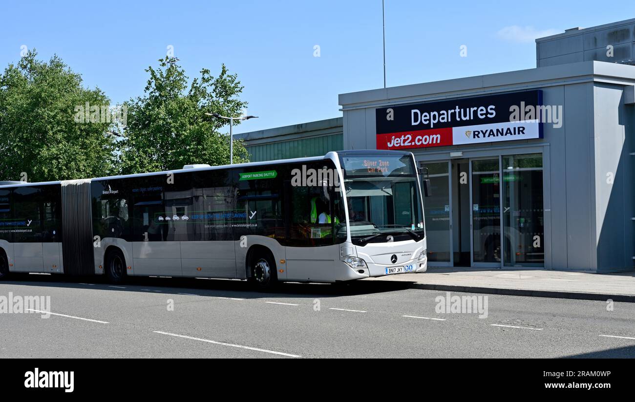 Fuori dall'aeroporto di Bristol, con ingresso alla partenza e autobus navetta dai parcheggi, Regno Unito. Foto Stock