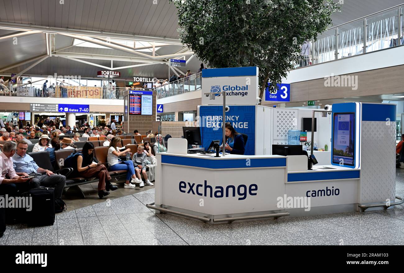 Cambio valuta per i viaggi nell'area arrivi/partenze dell'aeroporto Foto Stock