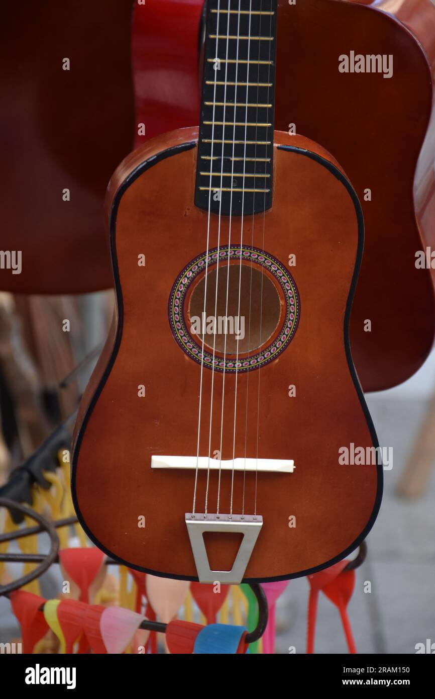 Chitarra marrone appesa alla fiera di strada Spancirfest a Varazdin, Croazia Foto Stock