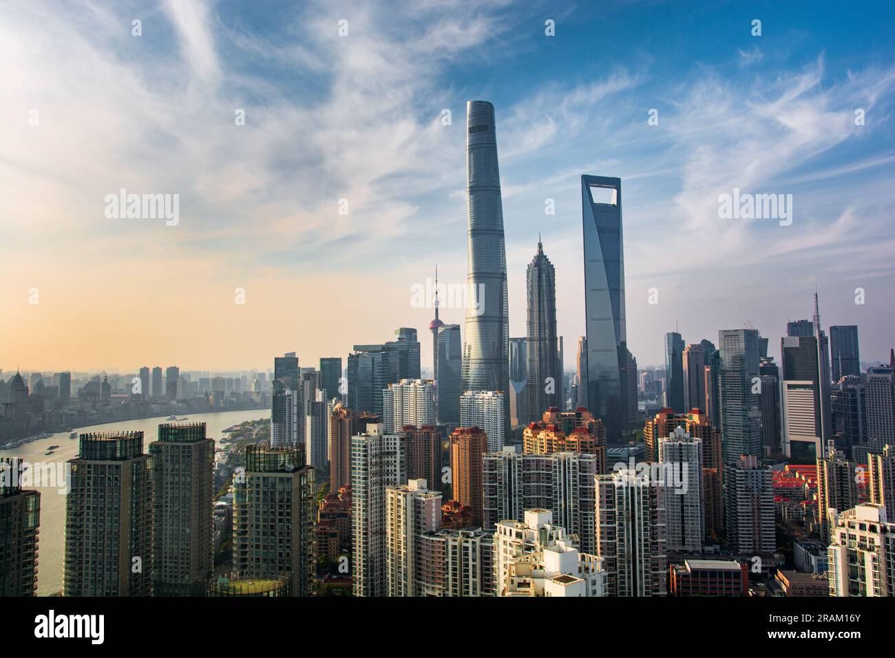 Shanghai, Cina - 3 aprile 2017: Vista dello skyline del centro di Shanghai al tramonto in Cina. Foto Stock