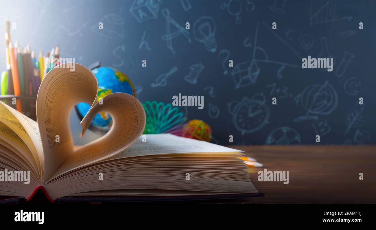 Libro scolastico sul concetto di formazione della scrivania scolastica Foto Stock