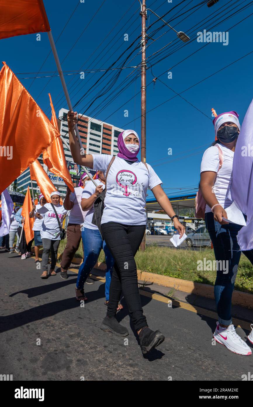 Tegucigalpa, Honduras - novembre 25 2022: Donne in marcia bianca e proteste durante la giornata internazionale per l'eliminazione della violenza contro Wom Foto Stock