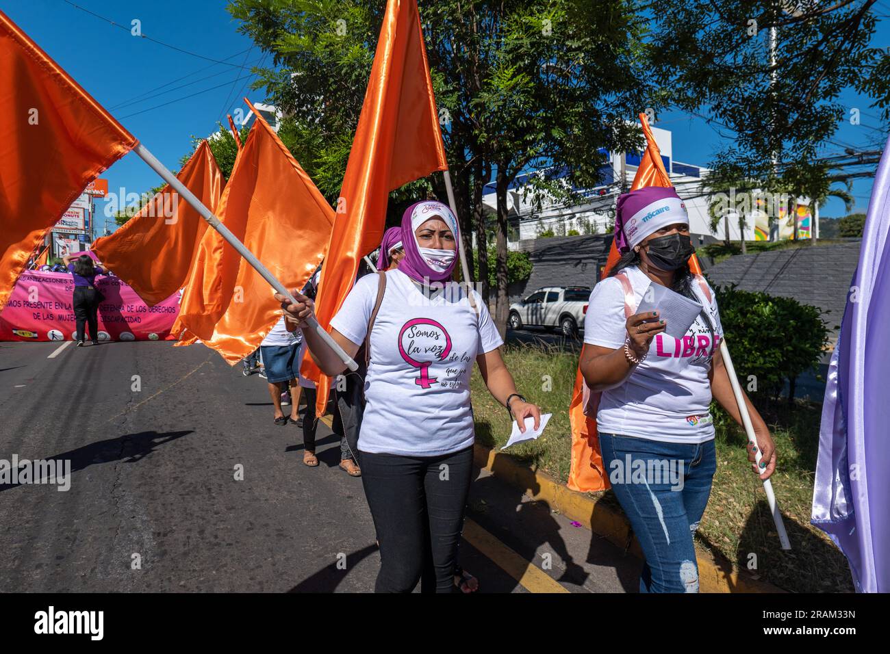 Tegucigalpa, Honduras - novembre 25 2022: Donne in marcia bianca e proteste durante la giornata internazionale per l'eliminazione della violenza contro Wom Foto Stock