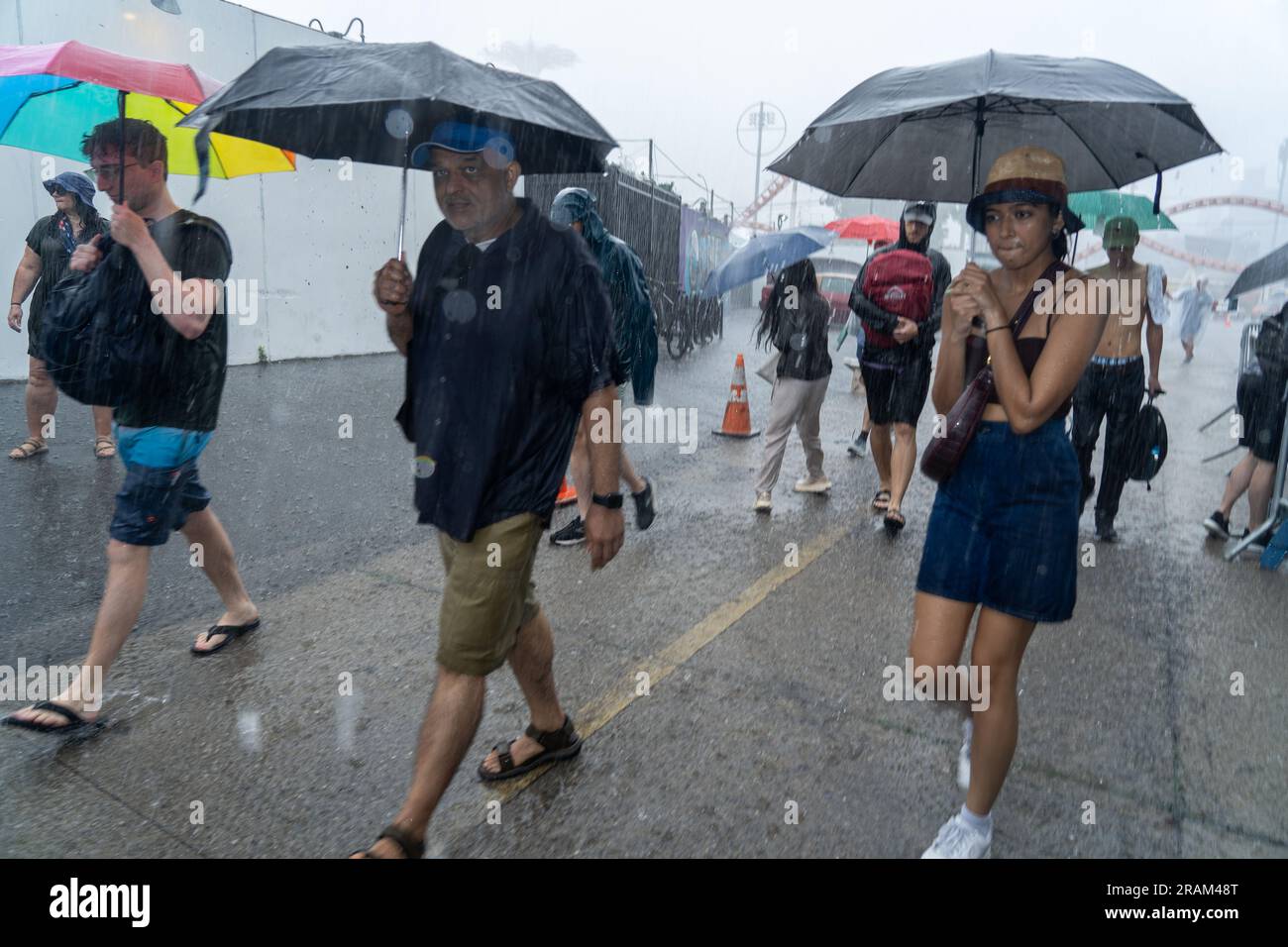 Brooklyn, NY, USA, 4 luglio 2023, la folla si raduna e cerca riparo dalle forti piogge a Brooklyn, NY, USA, mentre il concorso annuale di mangiatori di hot dog di Nathan a Coney Island è stato respinto a causa del maltempo il 4 luglio 2023 Foto Stock