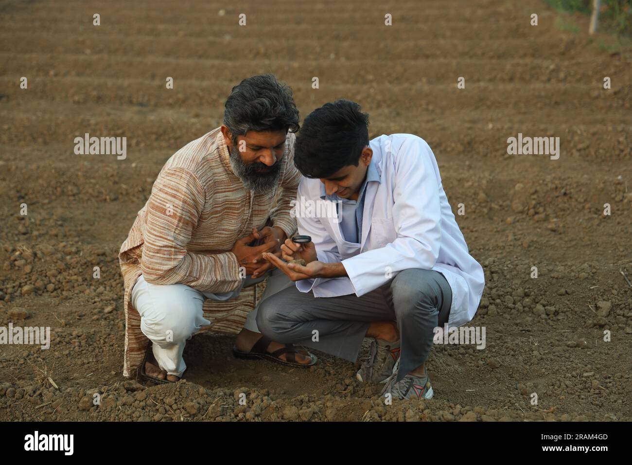 Un medico sta testando il terreno per migliorare i benefici agricoli. Esperto del suolo che fa capire all'agricoltore la qualità del suolo. Foto Stock