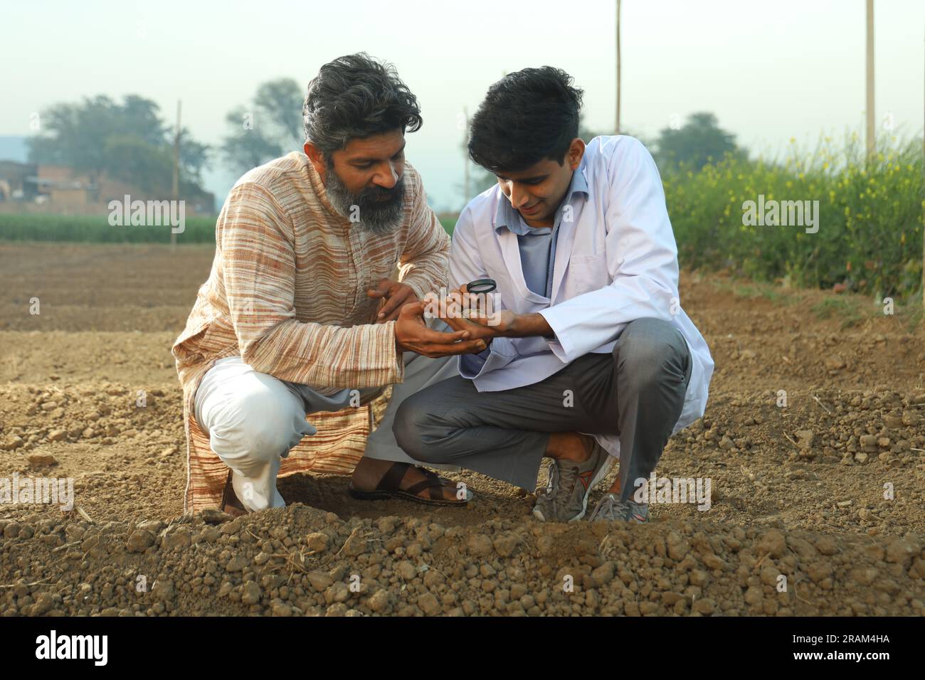 Un medico sta testando il terreno per migliorare i benefici agricoli. Esperto del suolo che fa capire all'agricoltore la qualità del suolo. Foto Stock