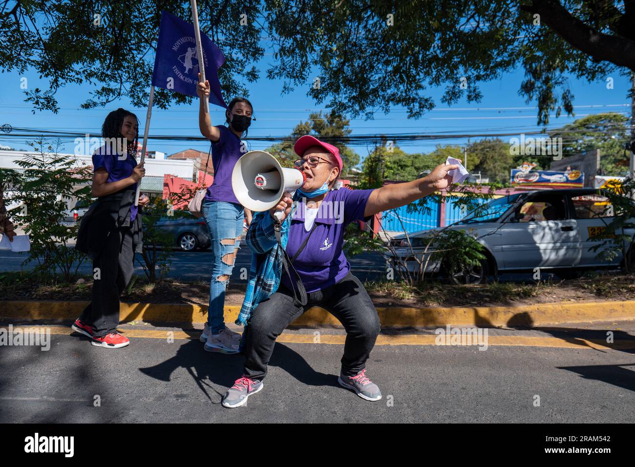 Tegucigalpa, Honduras - novembre 25 2022: Donne in marcia viola e proteste durante la giornata internazionale per l'eliminazione della violenza contro Wo Foto Stock