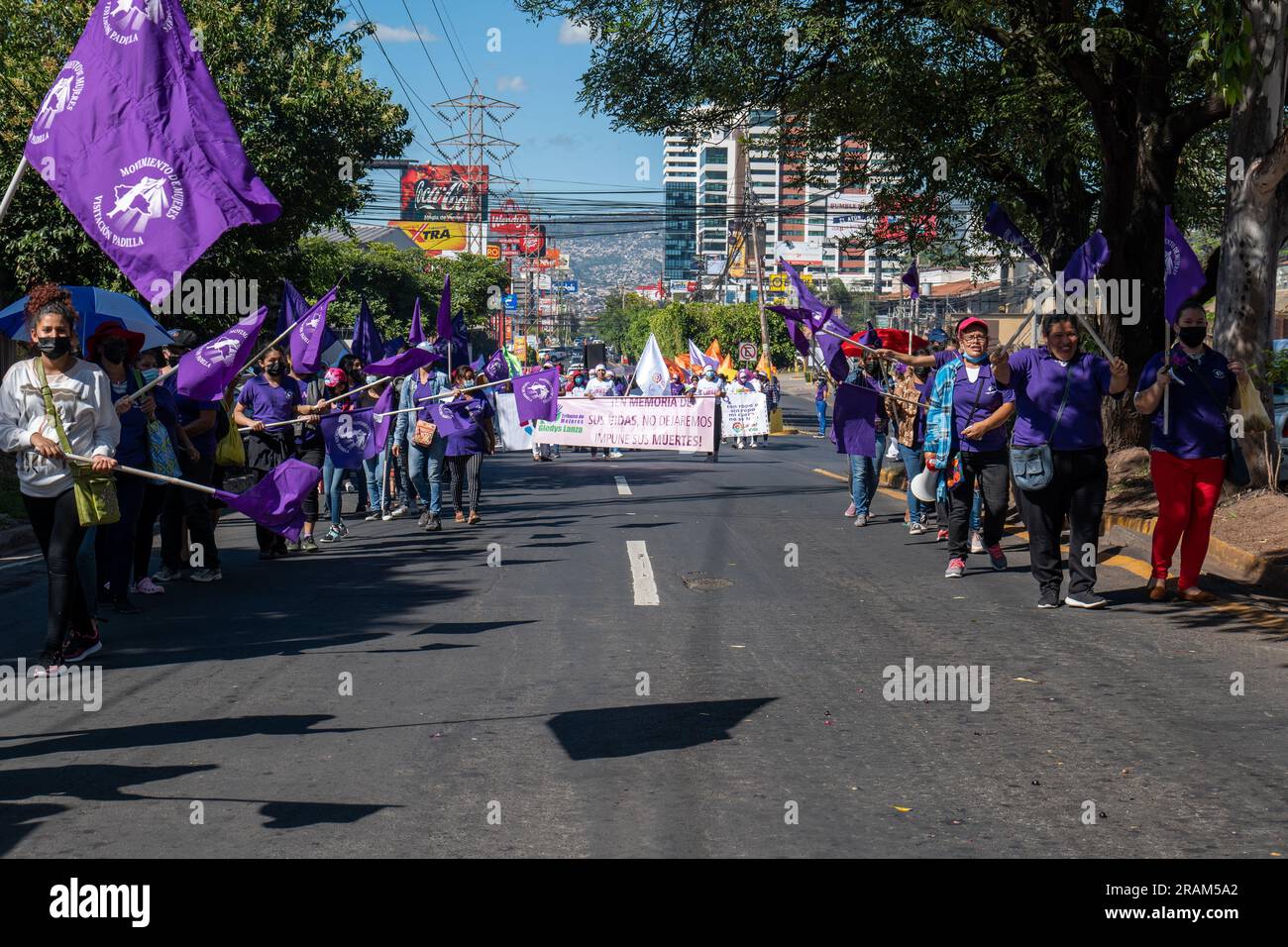 Tegucigalpa, Honduras - novembre 25 2022: Donne in marcia viola e proteste durante la giornata internazionale per l'eliminazione della violenza contro Wo Foto Stock