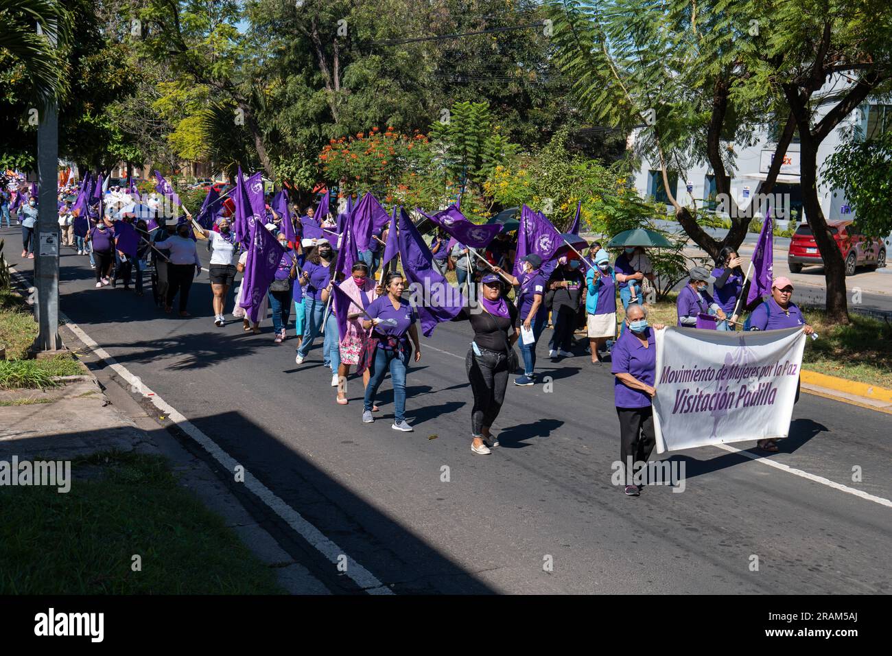 Tegucigalpa, Honduras - novembre 25 2022: Donne in marcia viola e proteste durante la giornata internazionale per l'eliminazione della violenza contro Wo Foto Stock
