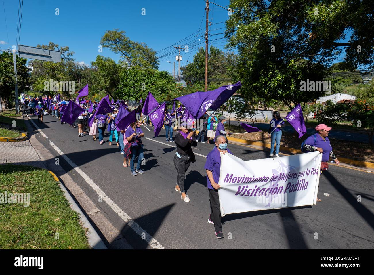 Tegucigalpa, Honduras - novembre 25 2022: Donne in marcia viola e proteste durante la giornata internazionale per l'eliminazione della violenza contro Wo Foto Stock