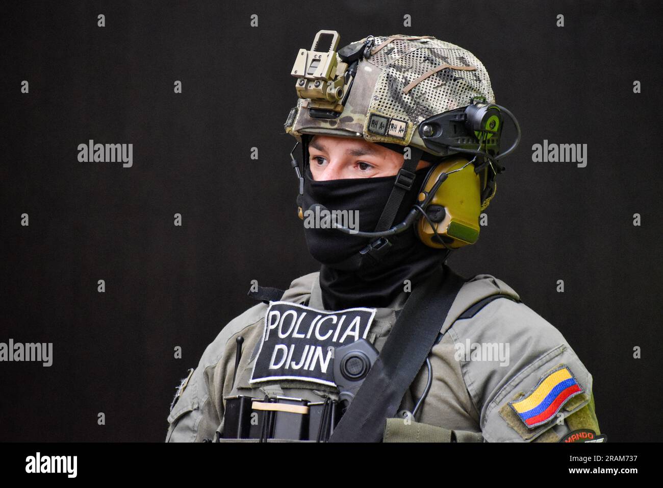 Bogotà, Colombia. 4 luglio 2023. Un agente di polizia investigativa colombiano con equipaggiamento tattico durante una conferenza stampa sul processo di estradizione di Alexander Celis Durango alias Bayron presso la sede della polizia colombiana a Bogotà, Colombia, 4 luglio 2023. Foto di: Cristian Bayona/Long Visual Press Credit: Long Visual Press/Alamy Live News Foto Stock