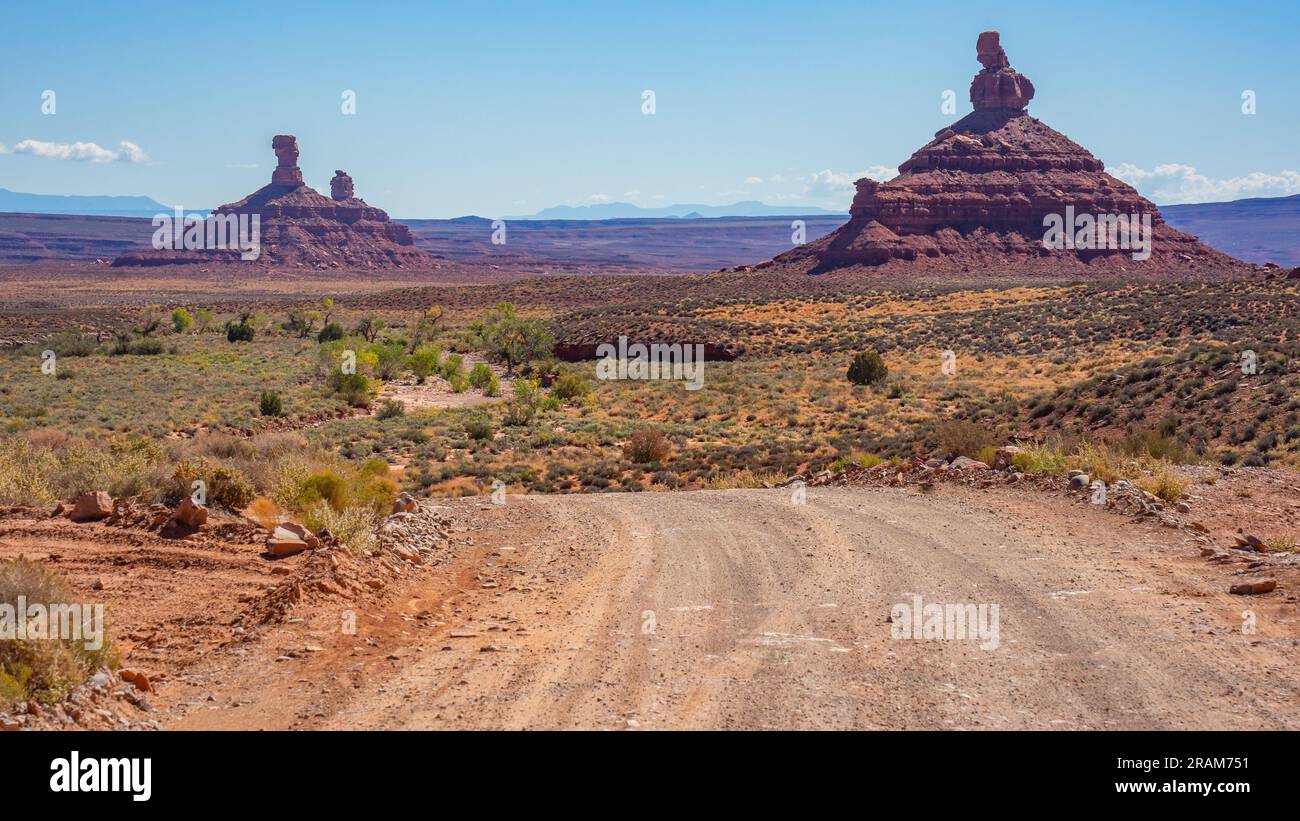 Sitting Hen Butte e Rooster Butte viste dalla strada a Valley of the Gods | Utah, Stati Uniti Foto Stock