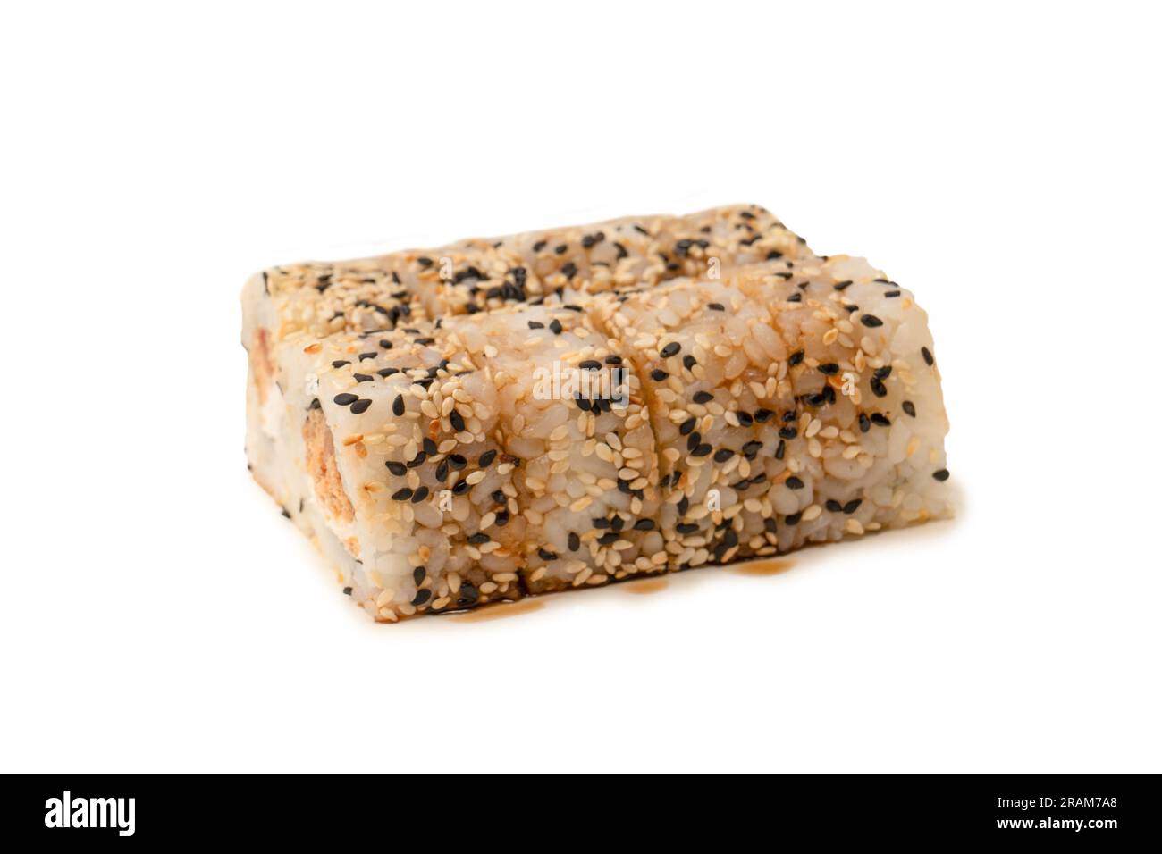 Sushi con formaggio cremoso e tonno isolato su fondo bianco. Foto Stock