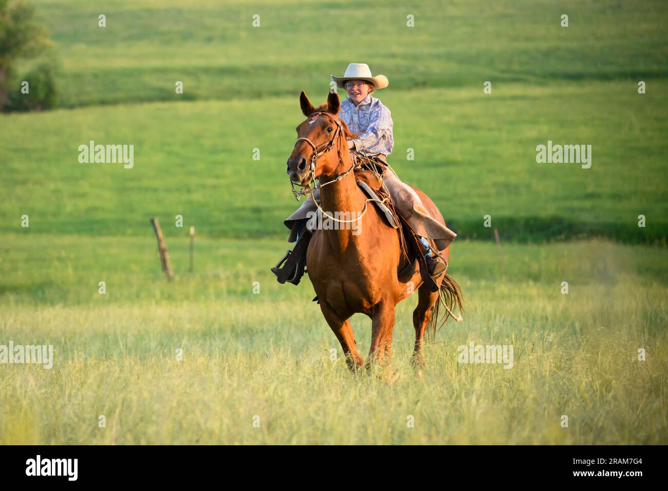 ADA che gestisce il suo cavallo, Dennis Ranch, Red Owl, South Dakota. Foto Stock