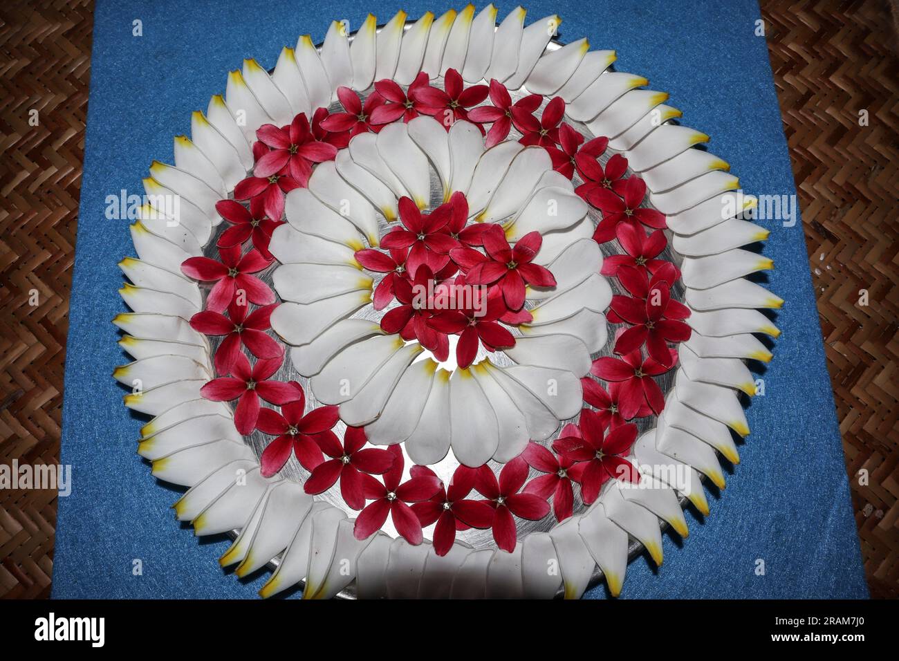 Aarti ki Thali o Puja thaali decorato con fiori freschi. Piatto di Aarti thali Pooja thali con diya di lampada del ghee Foto Stock