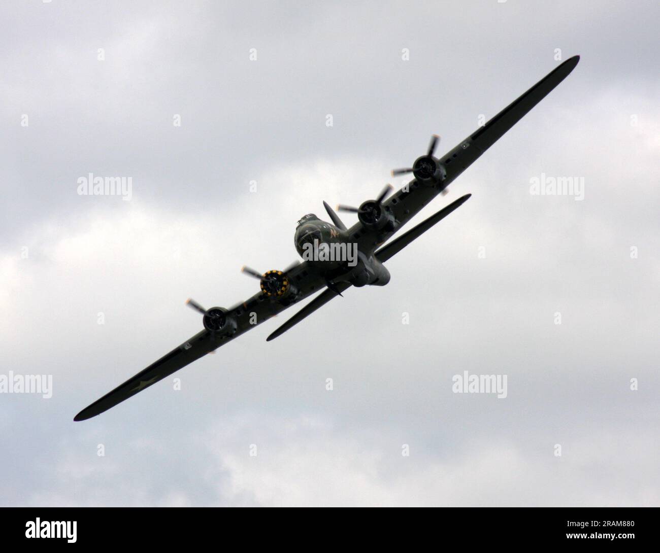 Boeing B-17G Flying Fortress chiamato Sally B esposto all'Headcorn Air display 2023 Foto Stock