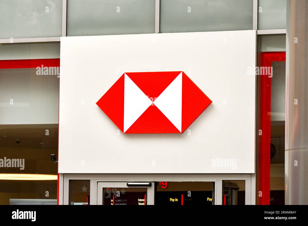 Londra, Inghilterra, Regno Unito - 28 giugno 2023: Cartello sopra l'ingresso di una filiale della banca HSBC nel centro di Londra. Foto Stock