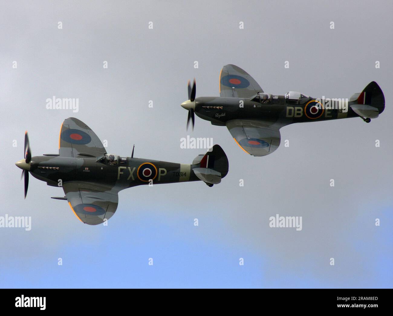 Un paio di Supermarine Spitfire in mostra all'Headcorn Airshow 2023 Kent Inghilterra Foto Stock
