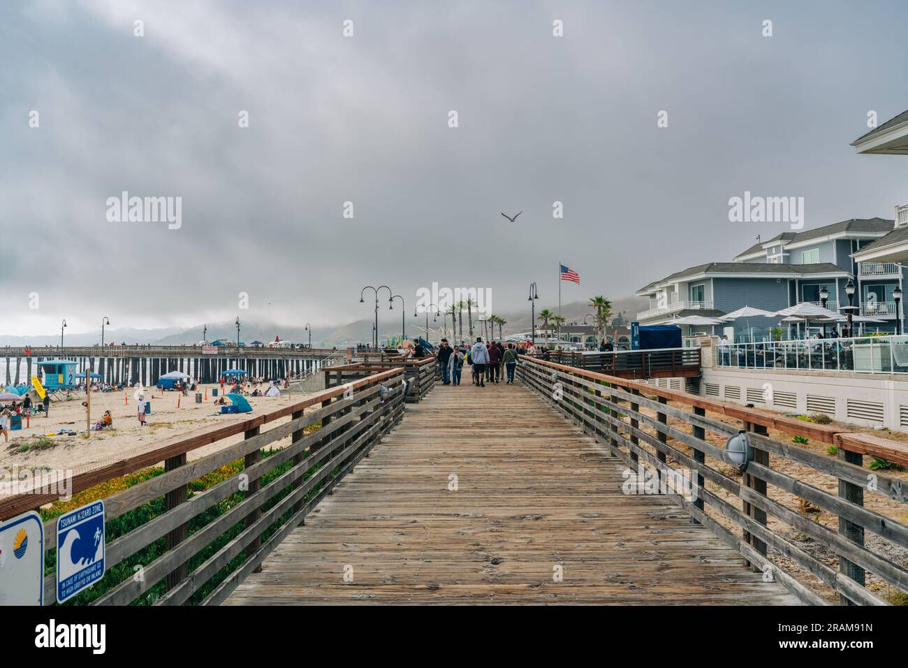 Pismo Beach, California, USA - 2 luglio 2023. Pismo Promenade al tramonto. I turisti possono godere della vista dell'oceano Pacifico e degli hotel sul lato della spiaggia. Foto Stock
