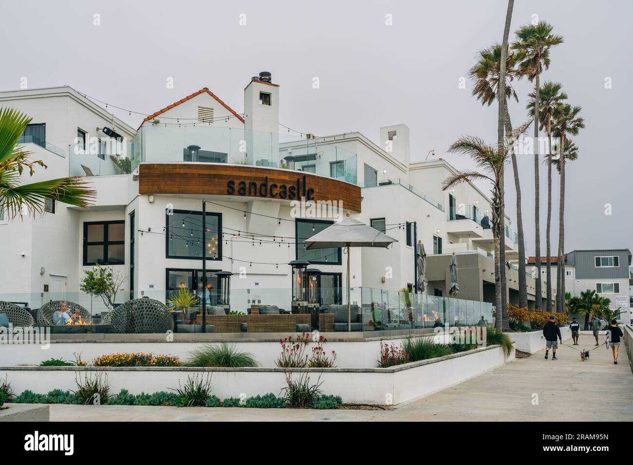 Pismo Beach, California, USA - 2 luglio 2023. Sandcastle Hotel on the Beach, l'hotel è a pochi passi dal Molo di Pismo, California Central Coast Foto Stock