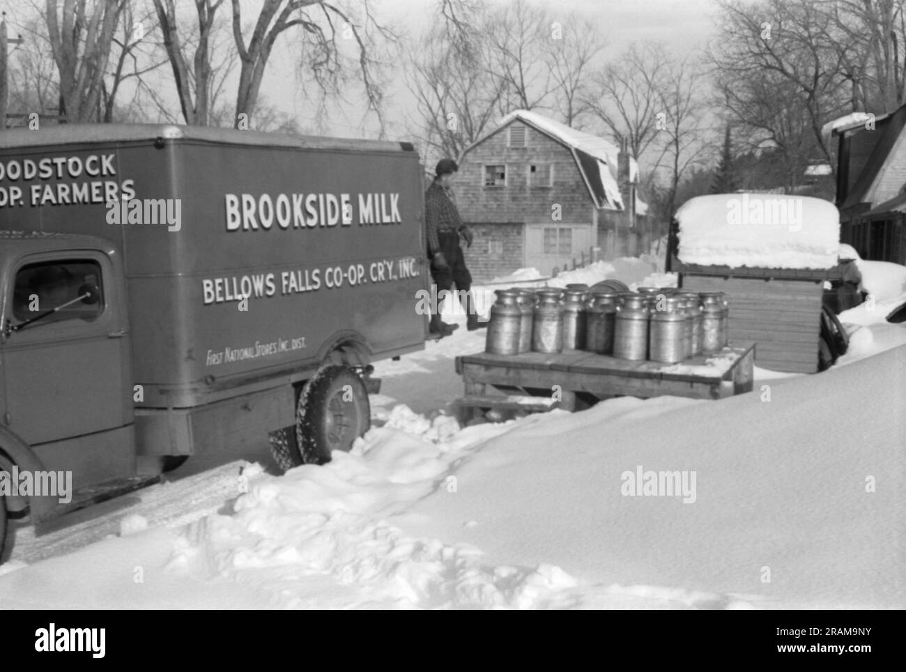Woodstock, Vermont: circa 1939 agricoltori portano le loro lattine di latte all'incrocio ogni mattina presto, dove viene prelevato dal Bellows Falls Co-op Creamery Truck e portato alla Brookside Milk Company in città. Foto Stock