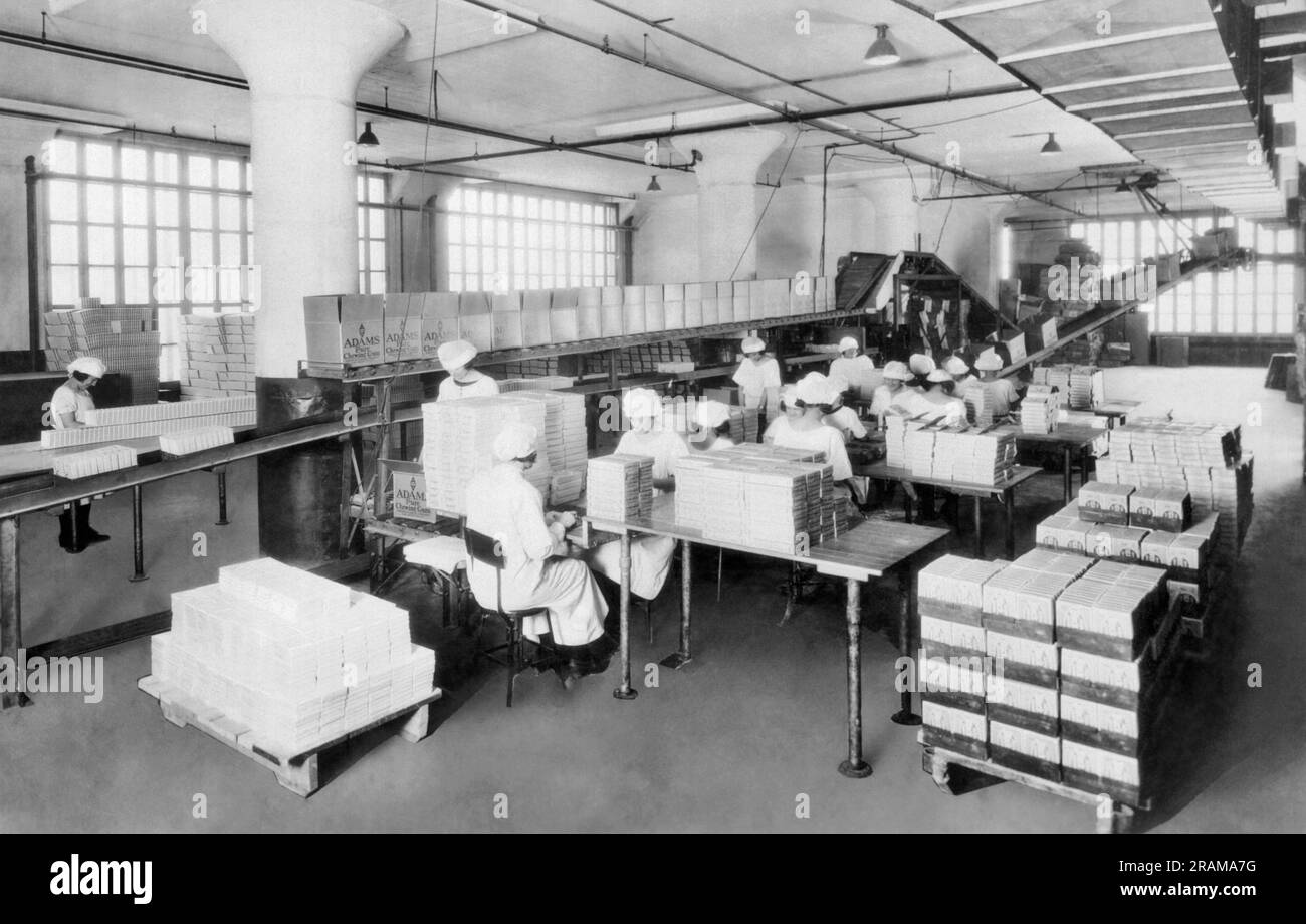 Long Island City, New York: c. 1921 Un angolo del reparto di imballaggio dell'American Chicle Company dove milioni di scatole di gomme sono confezionate e imballate per la spedizione. Foto Stock