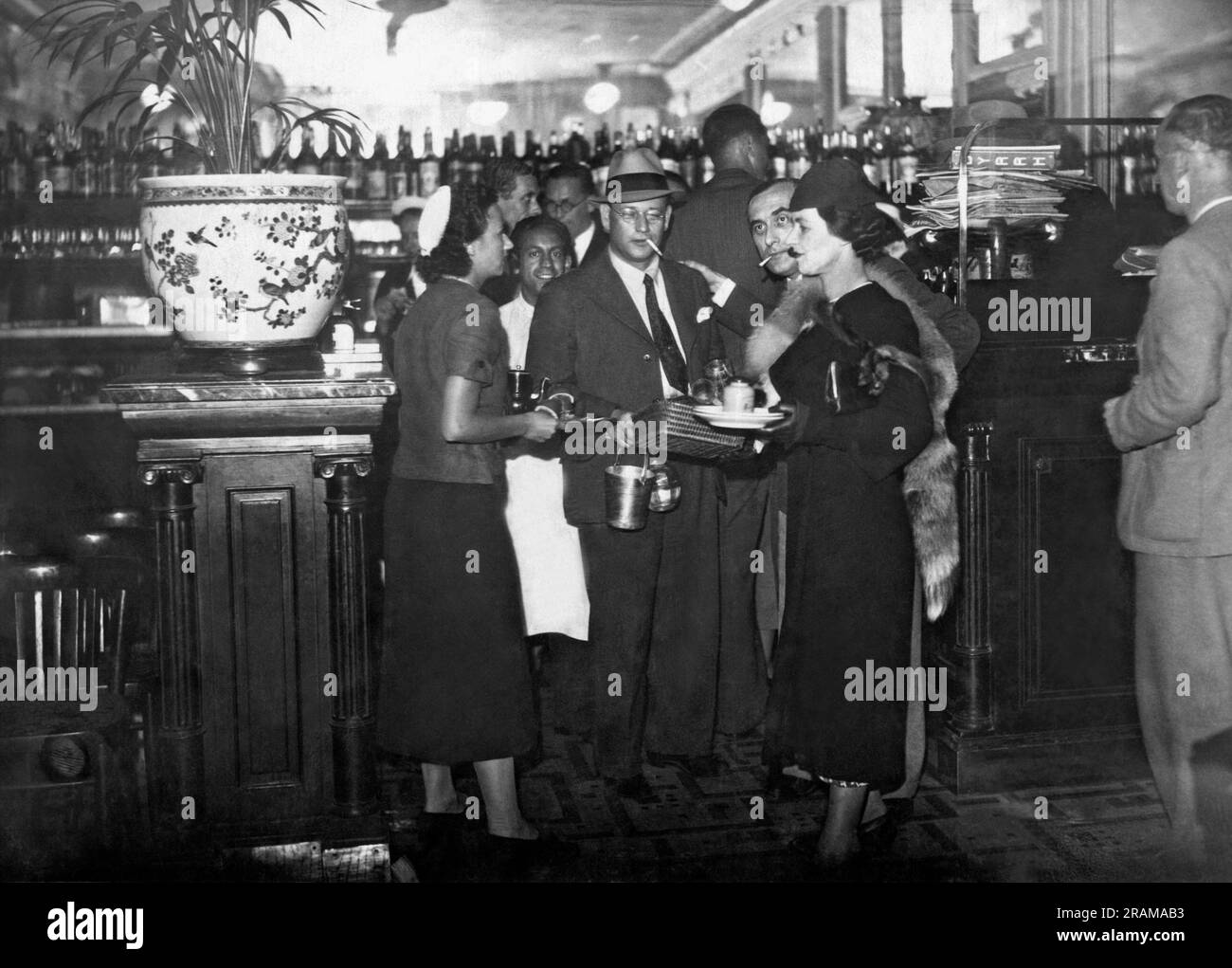 Parigi, Francia: c. 1936. I clienti di caffetterie e ristoranti devono servire il proprio cibo e bus i loro piatti durante lo sciopero dei camerieri a Parigi. Foto Stock