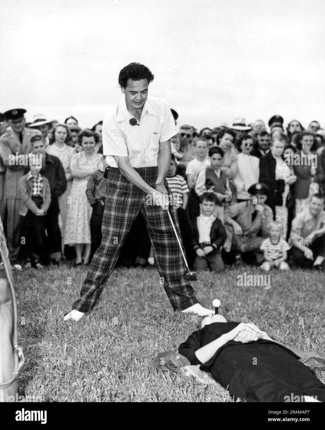 Offutt Air Force base, Nebraska: 1951. Lo stunt golfista Paul Hahn si prepara a lanciare una palla da un tee tenuto nella bocca di sua moglie, Bobbie. Foto Stock