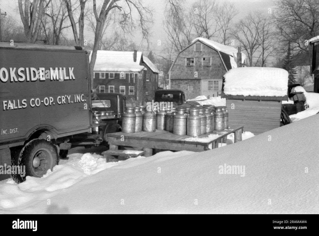 Woodstock, Vermont: circa 1939 agricoltori portano le loro lattine di latte all'incrocio ogni mattina presto, dove viene raccolto dal Bellows Falls Co-op Creamery Truck e portato alla Brookside Milk Company in città. Foto Stock