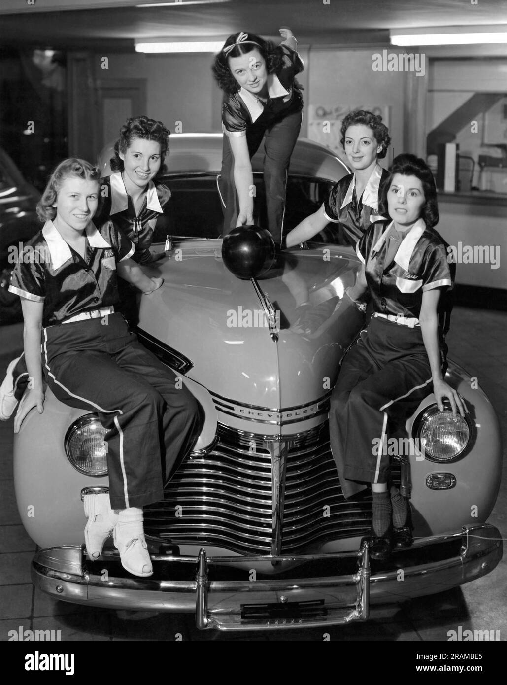 San Francisco, California: c. 1945 Una squadra di bowling femminile posa sul davanti della Chevrolet in uno showroom. Foto Stock